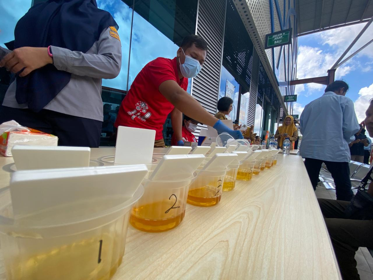 Foto: Tes urine yang digelar BNN Kabupaten Blitar di Terminal Patria. (BNNK Blitar/jatimnow.com)