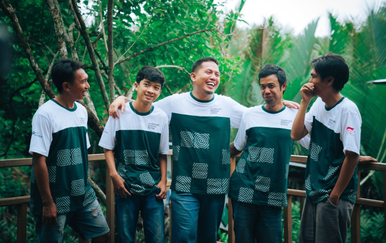 Tokoh Penggerak Kampung Berseri Astra Rammang-Rammang, Zainal Abidin (tengah), bersama masyarakat dalam upaya menjaga kawasan karst Rammang-Rammang sekaligus mendorong lingkungan desa wisata yang bersih, sehat, dan berkelanjutan. (Foto/Astra)