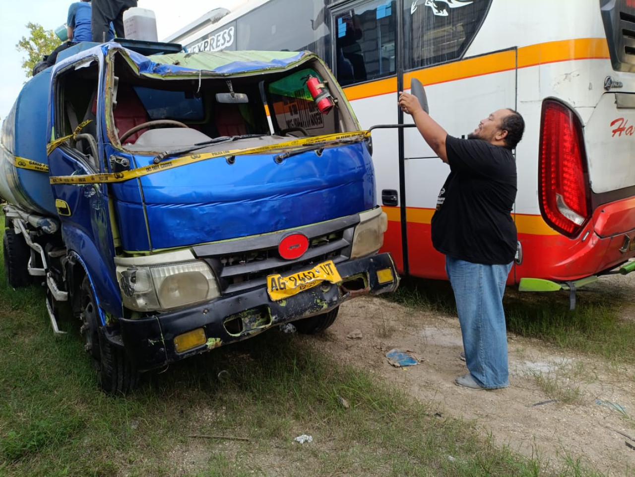 Foto: Truk pengangkut solar yang mengalami kecelakaan. (Bramanta/jatimnow.com)