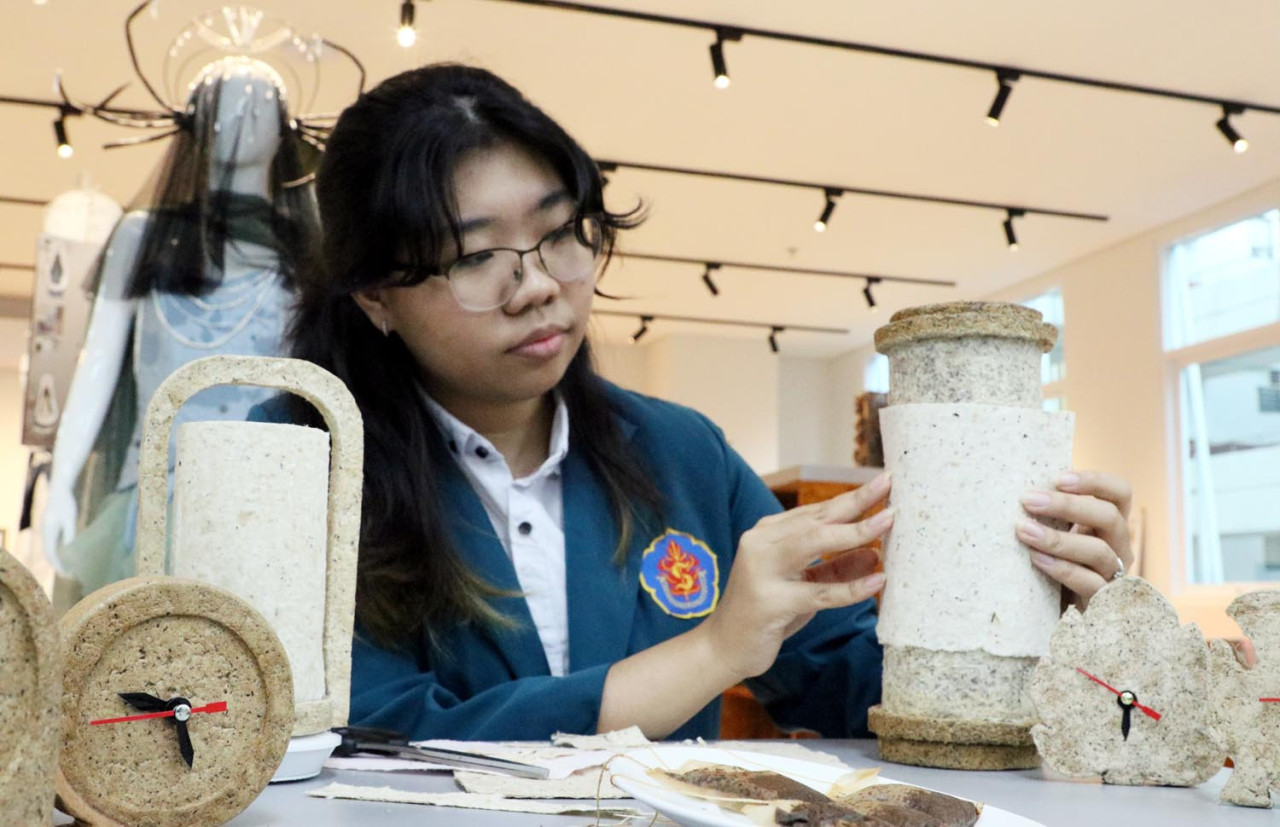 Mahasiswa Ubaya, Jeanne Theresia Mintarja, mendaur ulang kantong teh celup jadi dekorasi rumah estetik & berkelanjutan. Inovasi "Dipt" ramah lingkungan, kuat, dan fungsional. (Foto: Humas Ubaya/jatimnow.com)