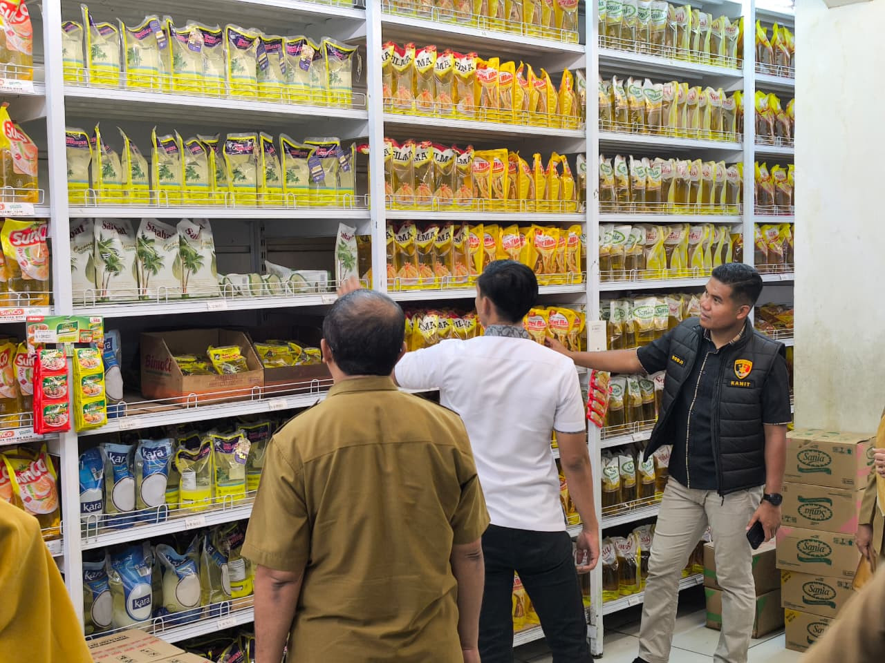 Foto: Sidak tim satgas pangan Tulungagung di sebuah ritel. (Bulog/jatimnow.com)