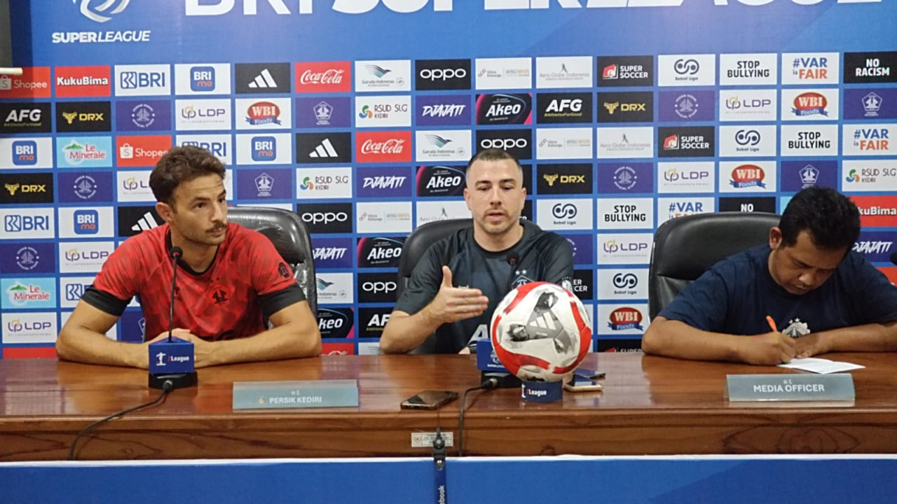 Foto: Pelatih Persik Kediri Marcos Reina saat memberikan keterangan pers. (Persik Kediri/jatimnow.com)