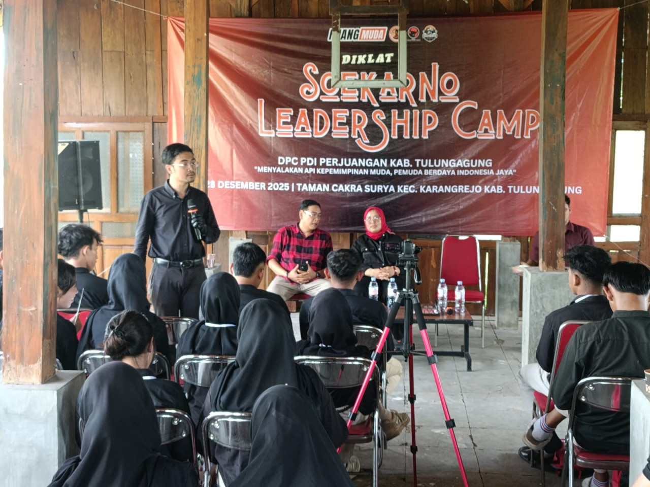 Foto: Peserta Soekarno Leadership Camp di Tulungagung saat mendengarkan materi. (Bramanta/jatimnow.com)