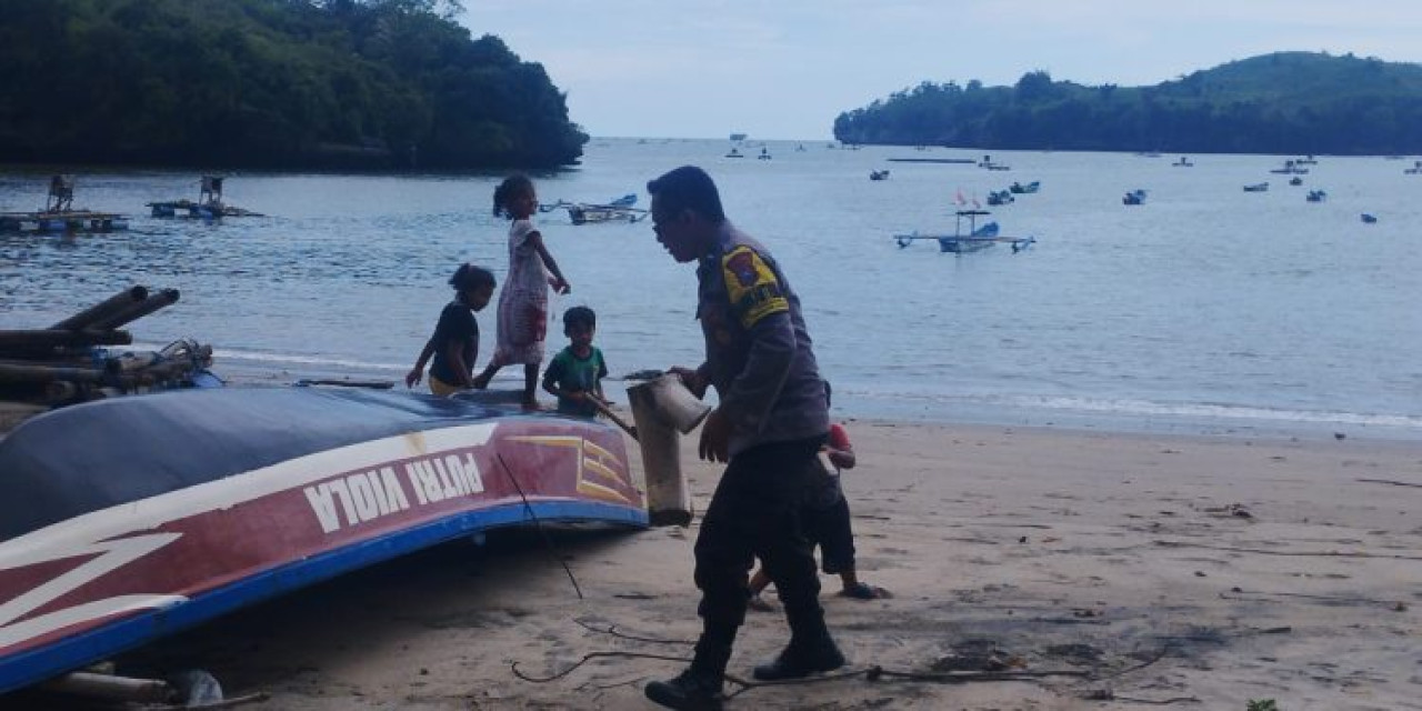 Foto: Polisi saat berada di kawasan wisata di Tulungagung. (Bramanta/jatimnow.com)