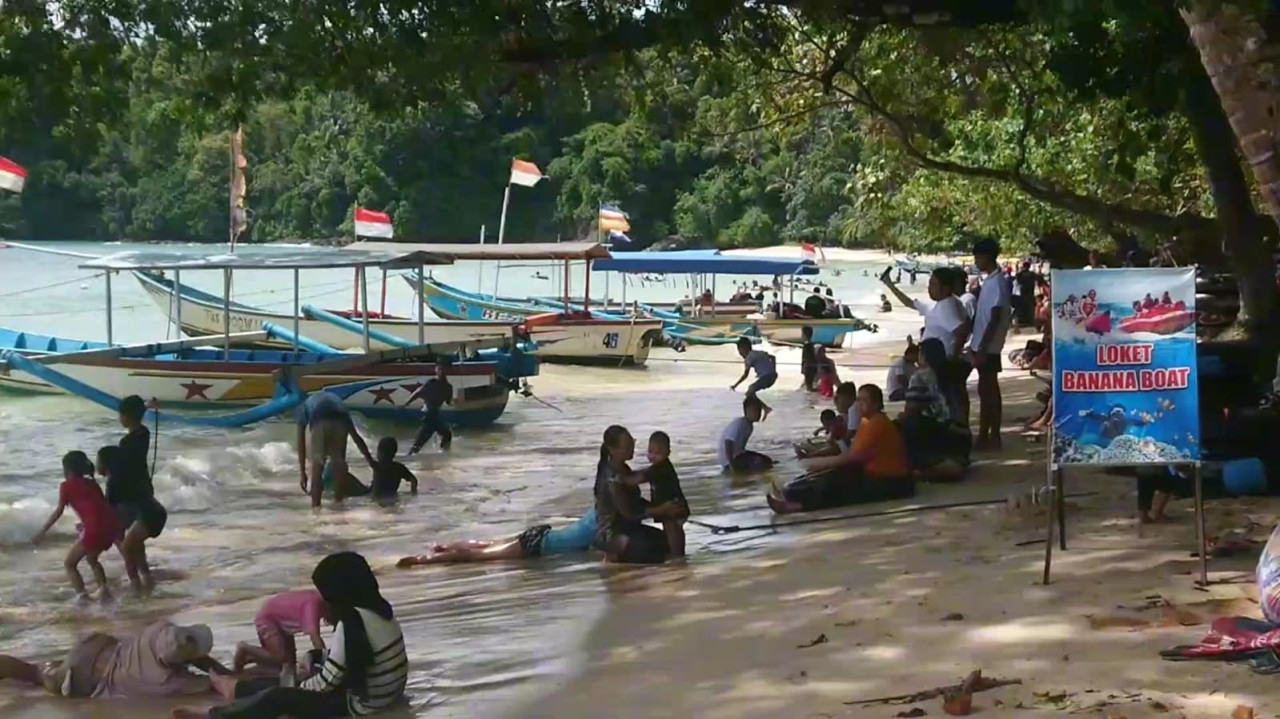 Libur Natal 2025, Wisatawan Padati Kawasan Pantai di Trenggalek