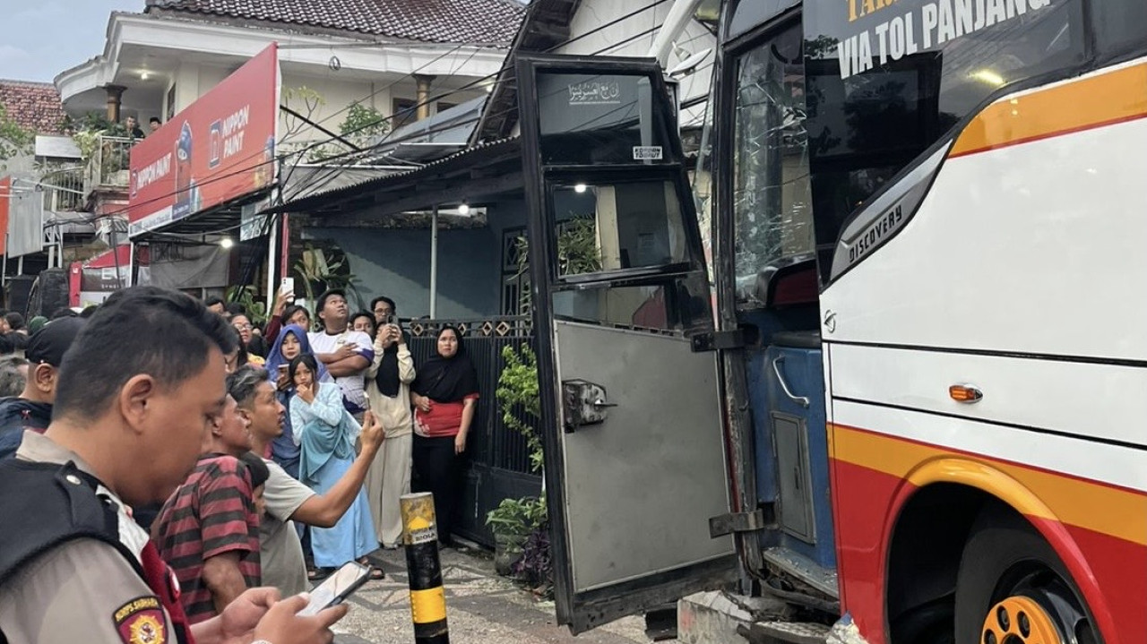 Bus Harapan Jaya menghantam rumah warga setelah ngeblong lampu merah di Muning Kediri. (Foto: Yanuar Dedy/jatimnow.com)