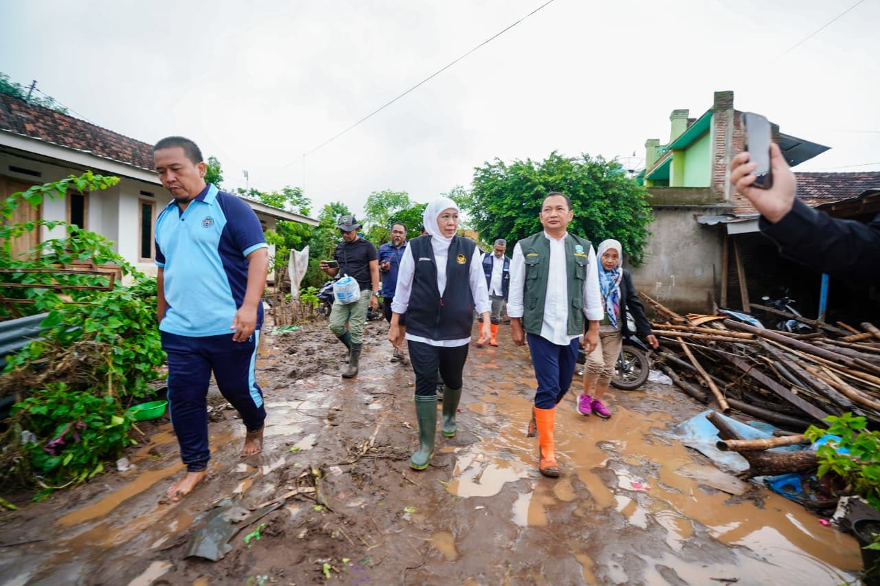 Foto: Gubernur Jawa Timur, Khofifah Indar Parawansa saat meninjau banjir di Situbondo. (Humas/jatimnow.com)