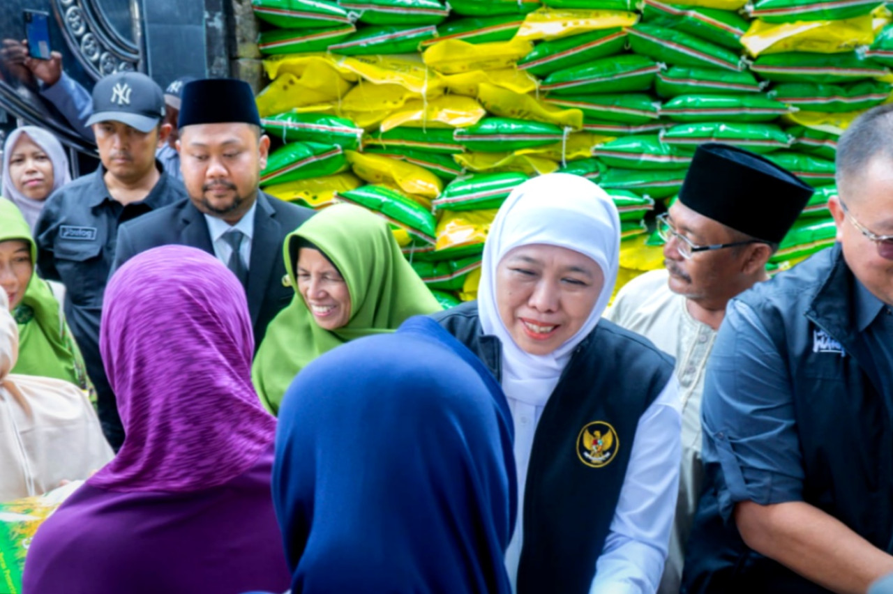 Foto: Bupati Gresik Fandi Akhmad Yani dan Gubernur Jawa Timur Khofifah Indar Parawansa saat menghadiri Pasar Murah di Banjarsari Gresik. (Diskominfo Gresik/jatimnow.com)