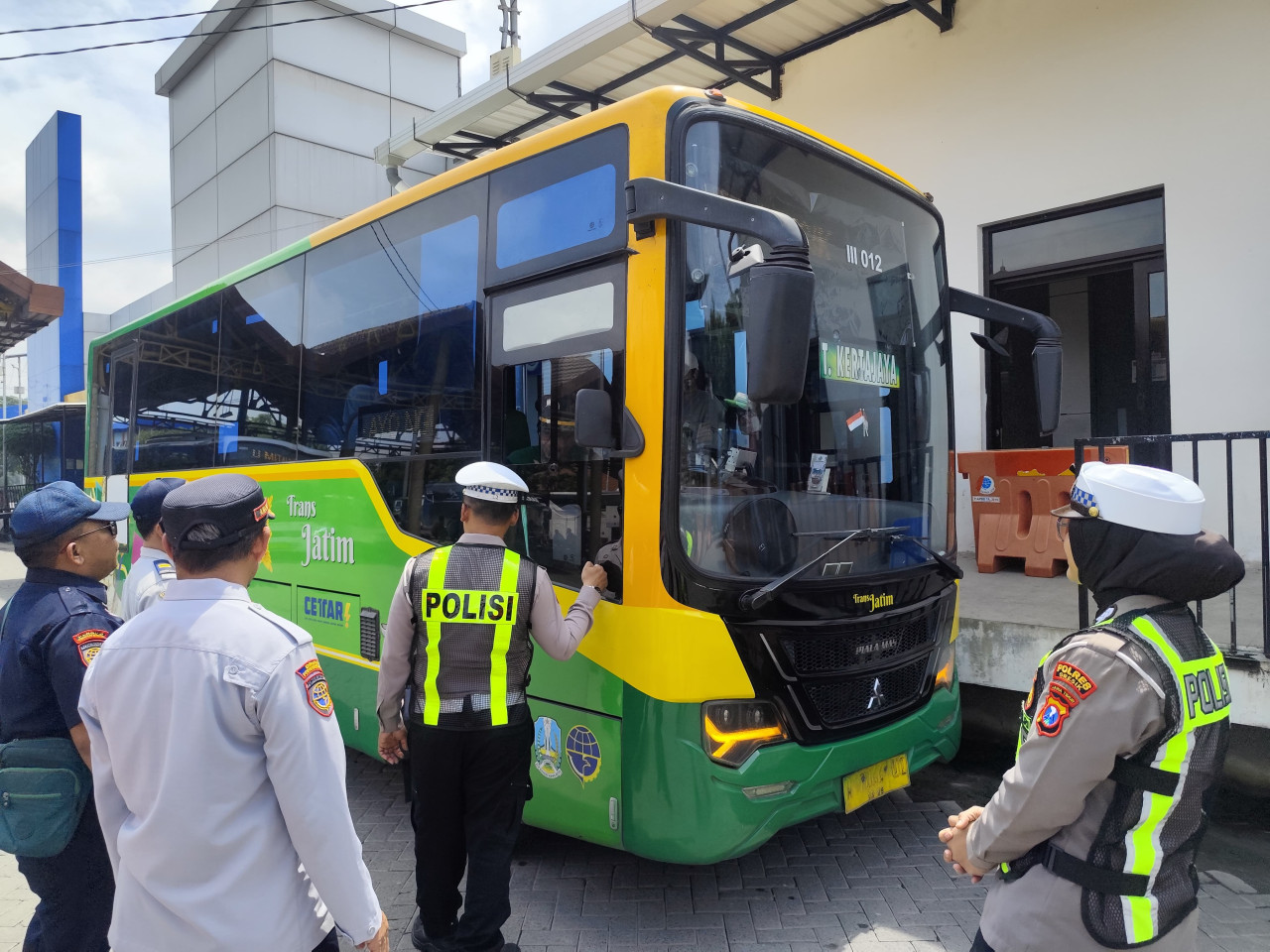 Petugas Satlantas Polres Gresik saat menggelar ramp check bus di Terminal Bunder. (Foto: Humas Polres Gresik/jatimnow.com)