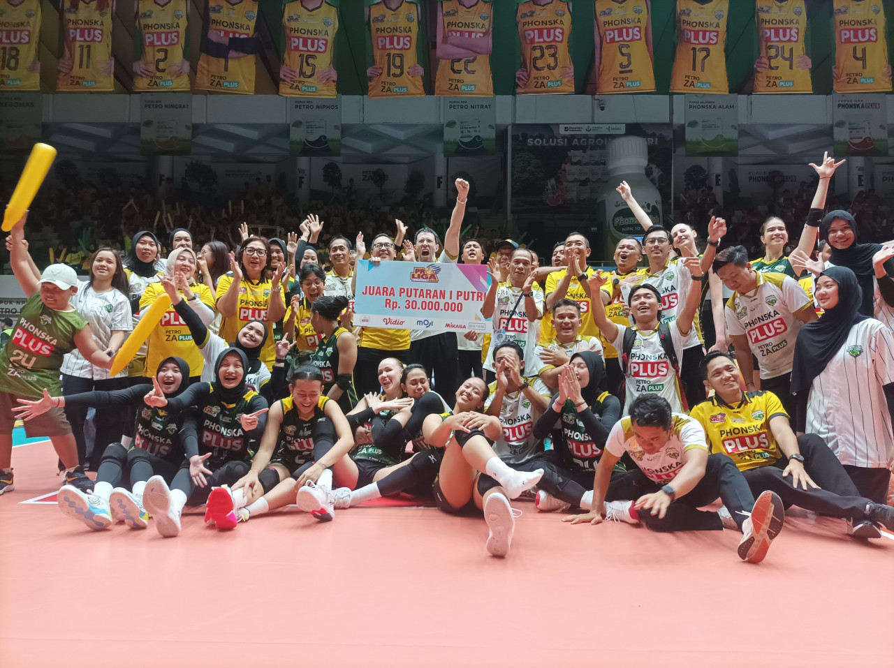 Foto: Tim Gresik Phonska Plus Pupuk Indonesia juara putaran pertama Proliga 2026 setelah mengalahkan Jakarta Livin’ Mandiri 3-2 di GOR Tri Dharma Petrokimia Gresik. (Sahlul Fahmi/Jatimnow.com)