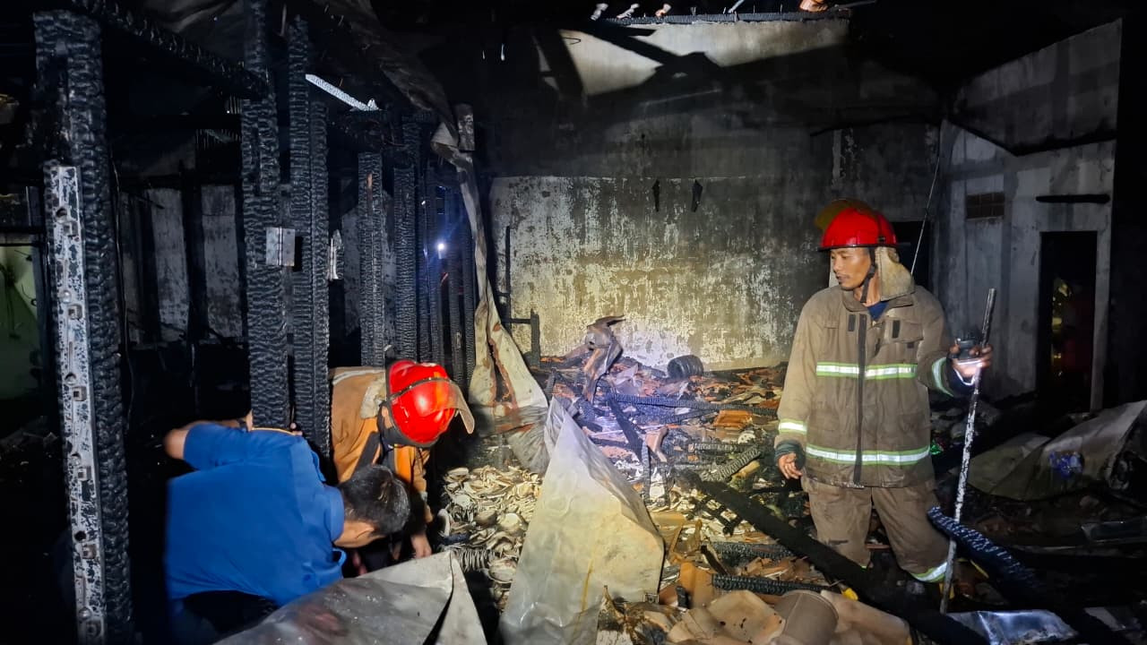 Foto: Damkar Lamongan saat melakukan pembasahan terhadap sisa kebakaran di Ponpes Sunan Prapen. (Damkar Lamongan/jatimnow.com)
