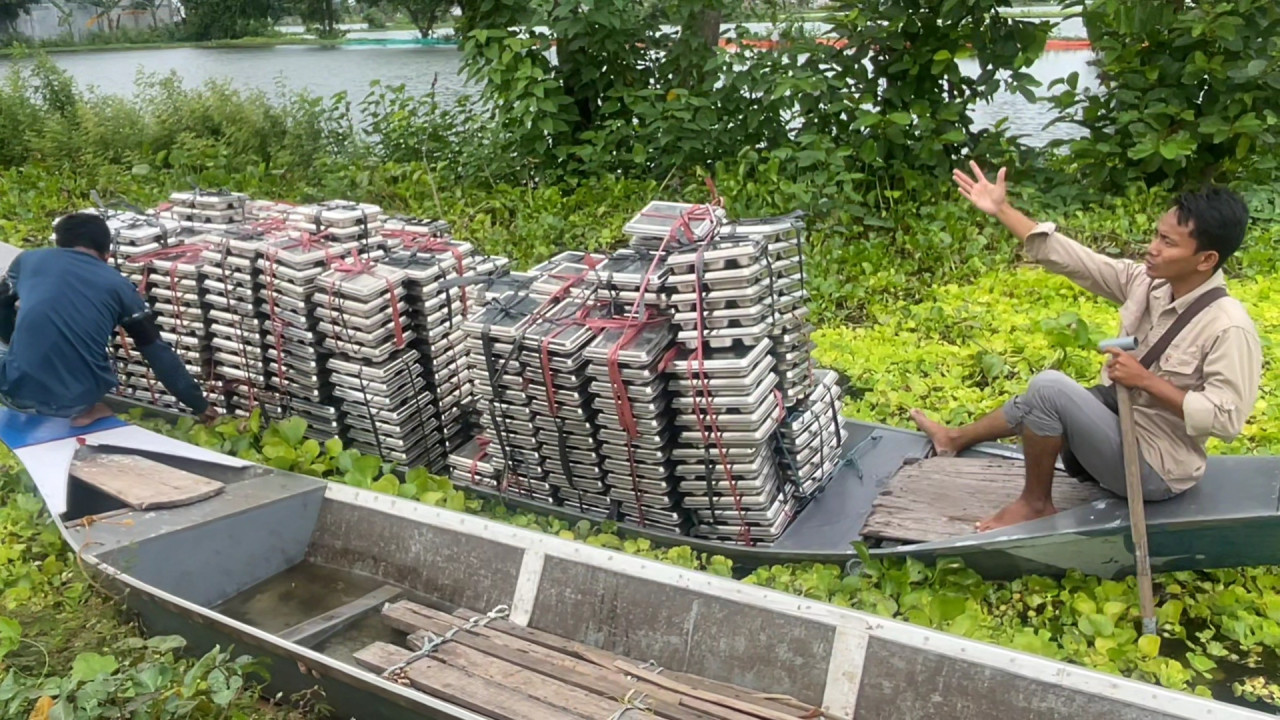 Banjir Makin Parah, Penyaluran MBG di Lamongan Gunakan Perahu