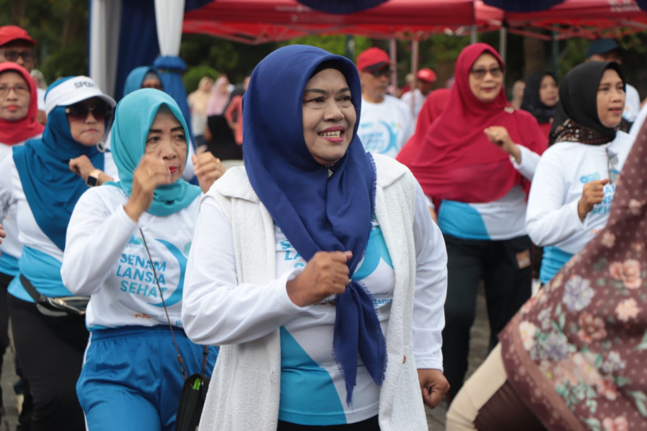 Foto: Ratusan lansia di Lamongan saat mengikuti senam sehat Rs&klinik mata KMU. (Adyad Ammy Iffansah/jatimnow.com)