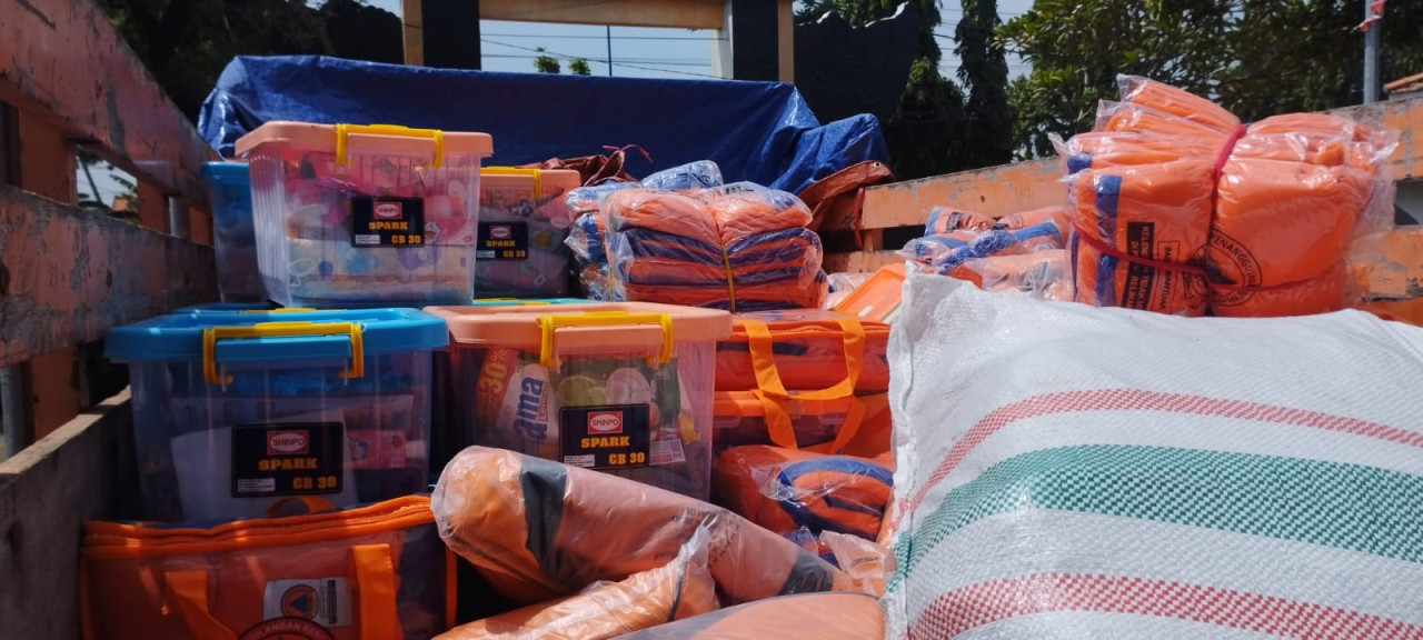 Foto: Bantuan Korpri untuk warga terdampak banjir di Kecamatan deket. (Adyad Ammy Iffansah/jatimnow.com)