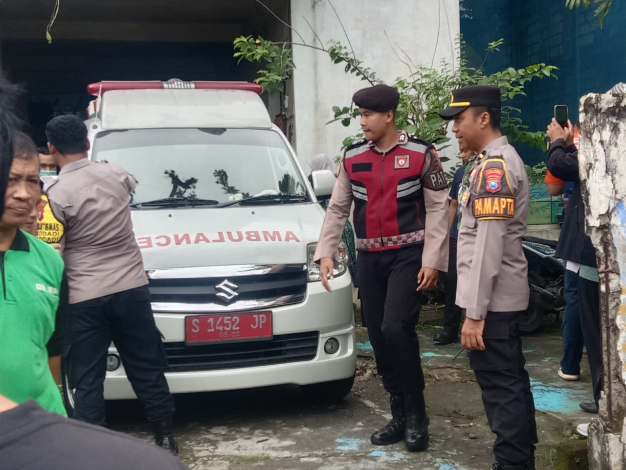 Foto: Evakuasi korban tewas dibunuh ayah di Sukodadi Lamongan. (Adyad Ammy Iffansah/jatimnow.com)