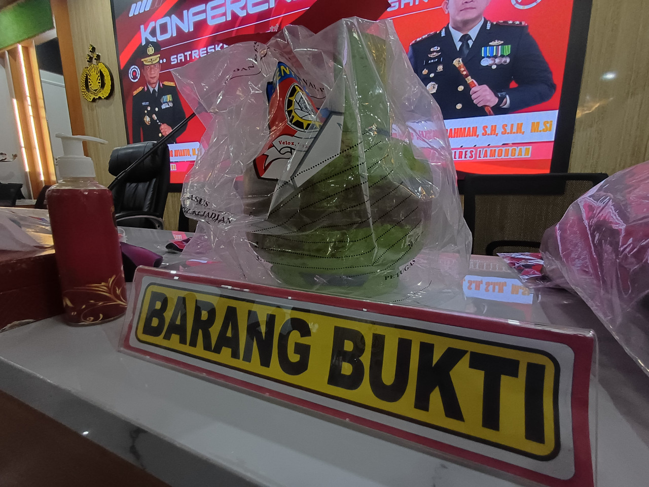 Foto: Barang bukti tabung elpiji, alat yang dibuat terduga pelaku menghabisi nyawa korban. (Adyad Ammy Iffansah/jatimnow.com)