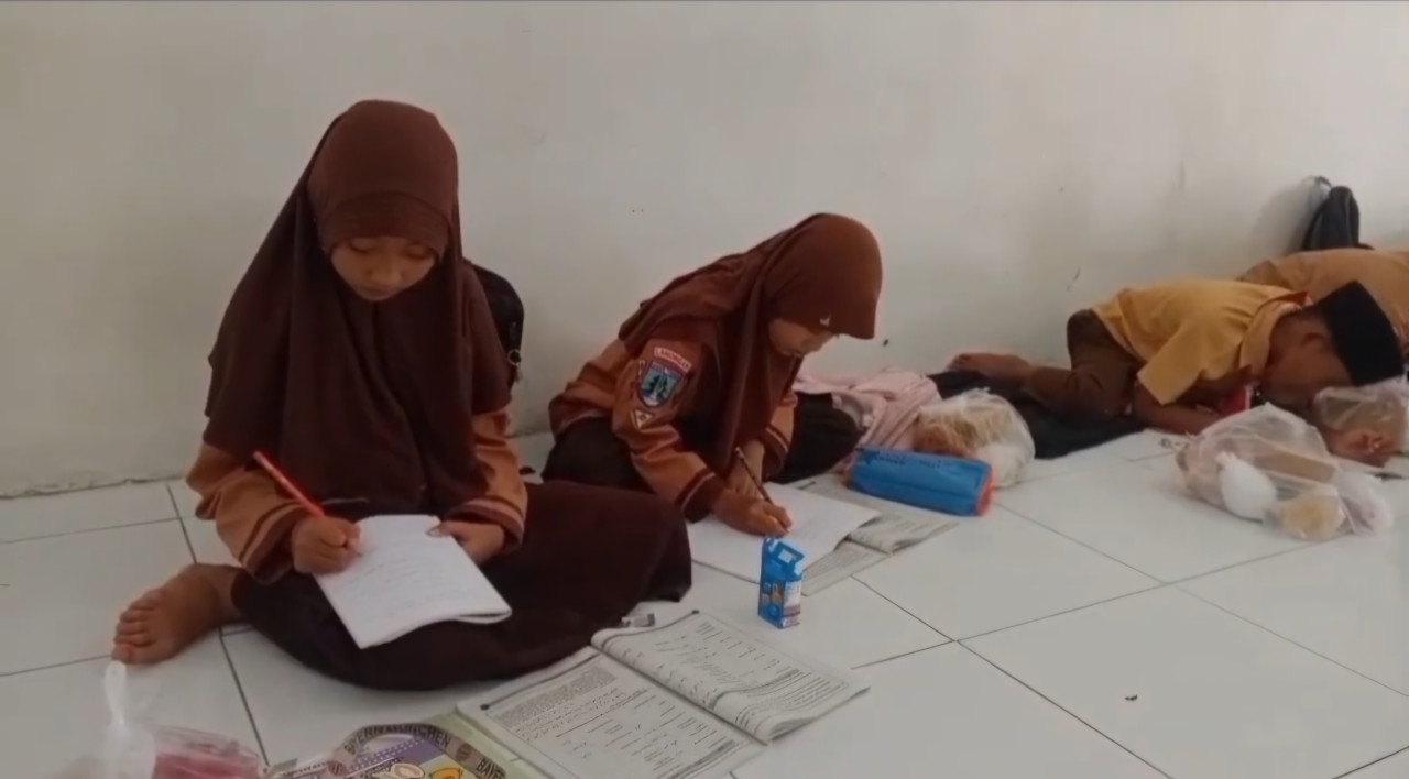Aktivitas siswa SDN Somosari, Kecamatan Kalitengah, Lamongan. (Foto: Adyad Ammy Iffansah/jatimnow.com)
