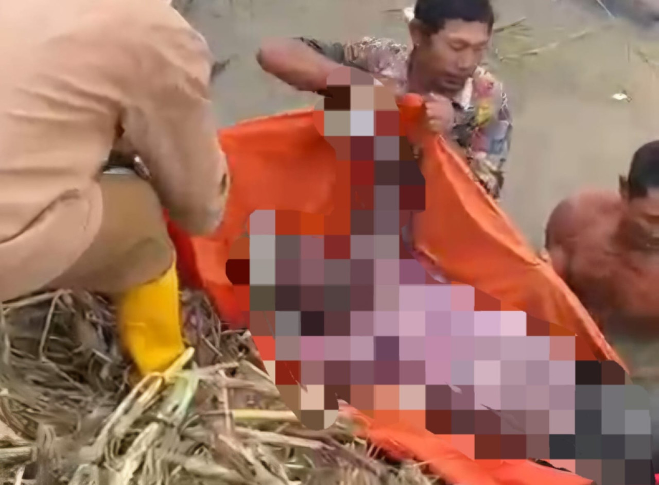 Foto: Evakuasi mayat pria di Sungai Bengawan Solo Kecamatan Kalitengah, Lamongan. (Adyad Ammy Iffansah/jatimnow.com)