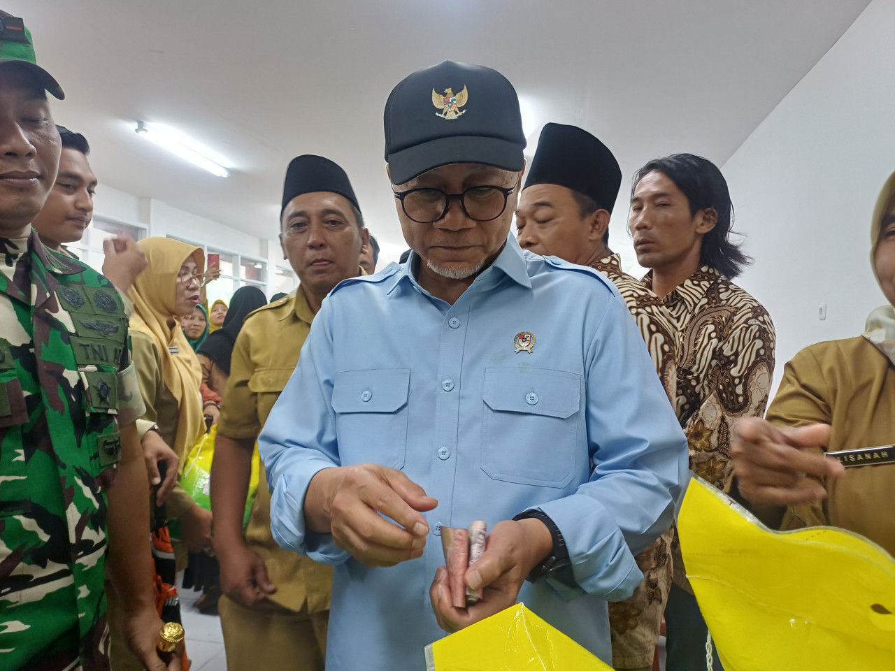 Momen Menko Zulhas borong sembako untuk dibagikan ke warga Desa Doyomulyo, Kecamatan Kembangbahu, Lamongan. (Foto: Adyad Ammy Iffansah/jatimnow.com).