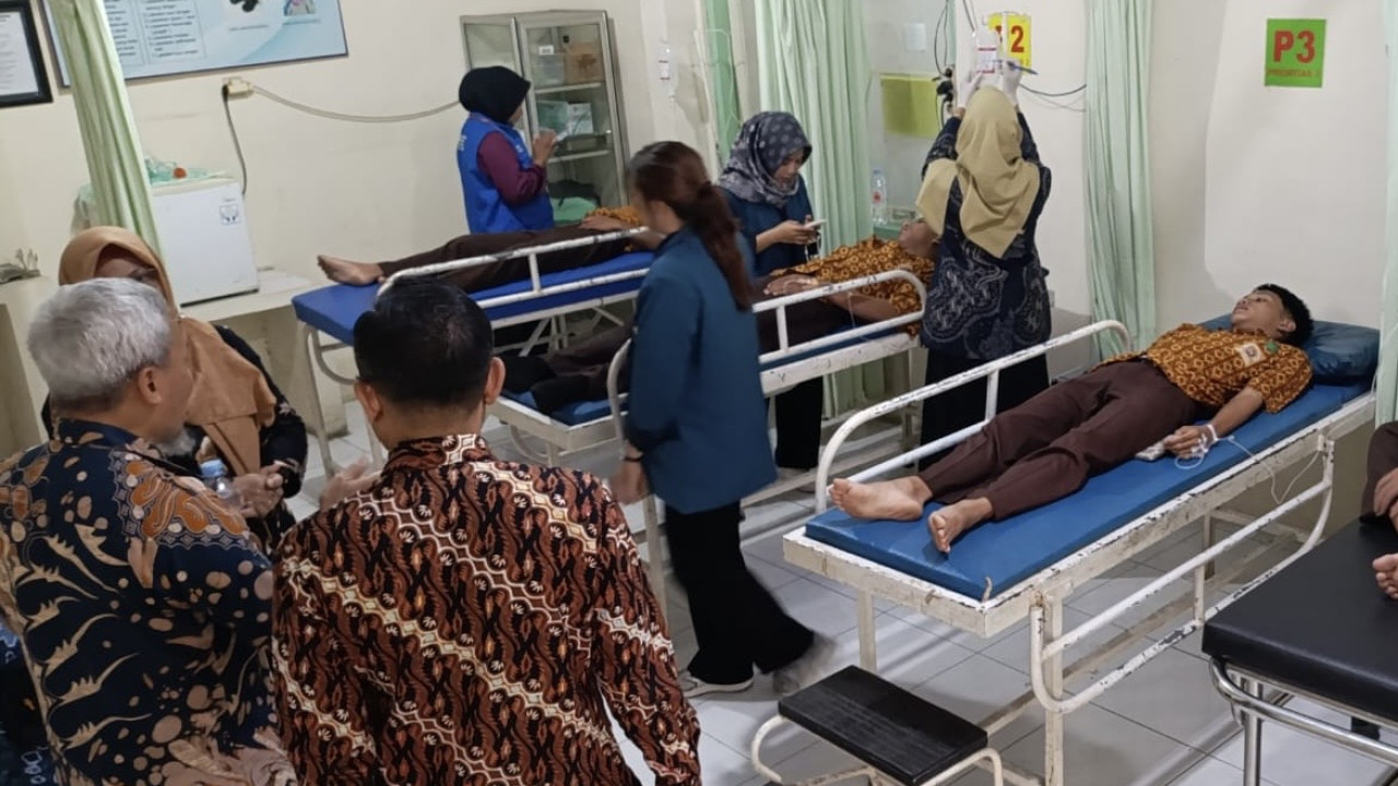 Sejumlah siswa SMK Sore Tulungagung dirawat di Puskesmas. (Foto: Bramanta Pamungkas/jatimnow.com)