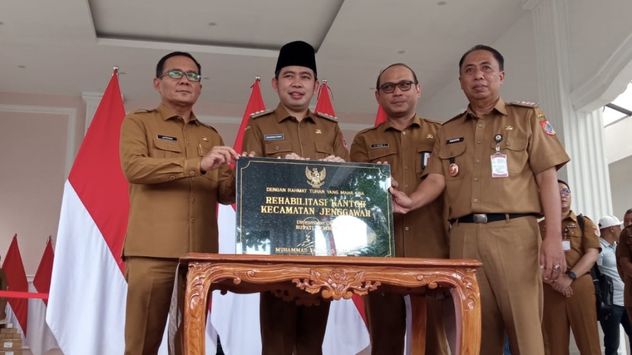 Bupati Gus Fawait meresmikan pembangunan Pendopo Kecamatan Jenggawah. (Foto: Sugianto/jatimnow.com)