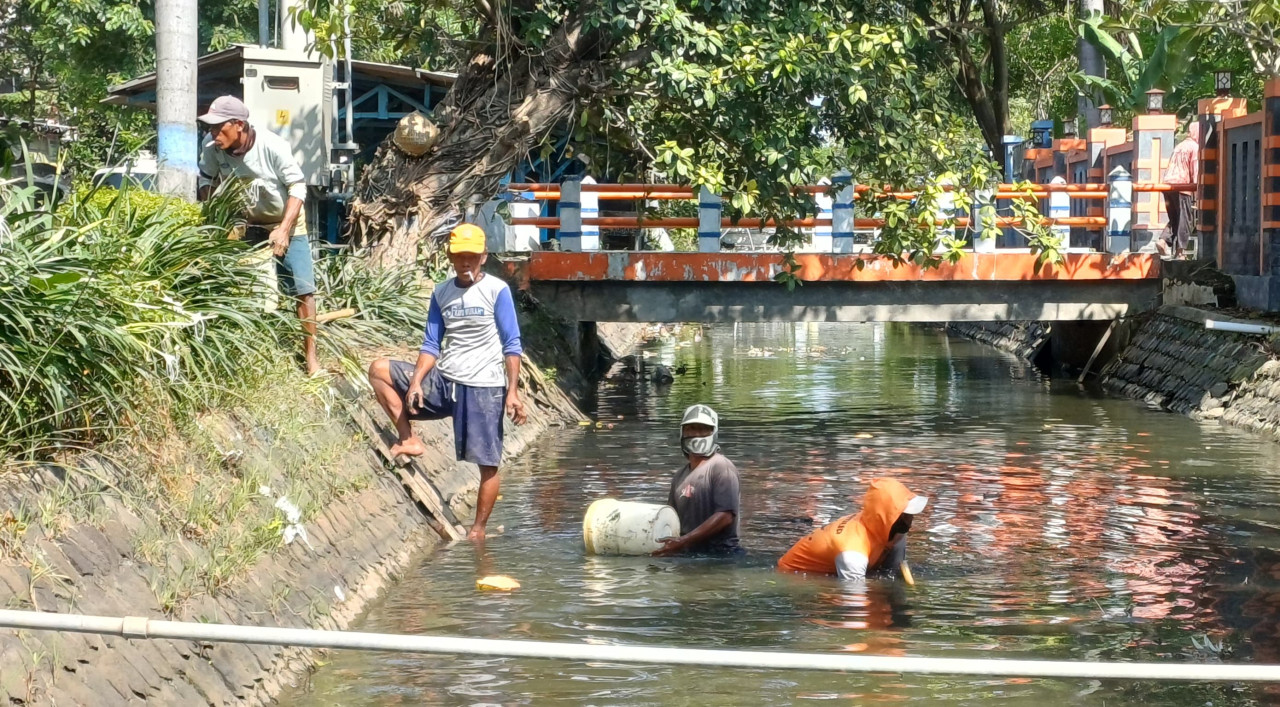 Pembersihan aliran Kali Sumargo Lamongan untuk area pemancingan khusus keluarga. (Foto: Adyad Ammy Iffansah/jatimnow.com)
