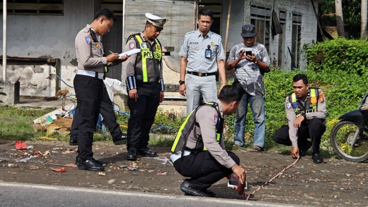 Unit Gakkum Satlantas Polres Kediri saat melakukan olah TKP. (Foto: Satlantas Polres Kediri/jatimnow.com)