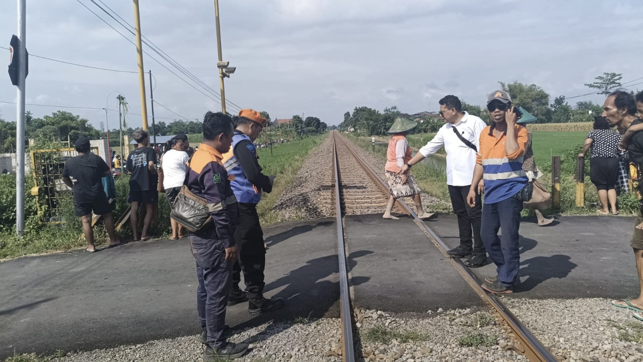Petugas Daop 7 Madiun cek TKP di Kras. (Foto: Daop 7 Madiun/jatimnow.com)