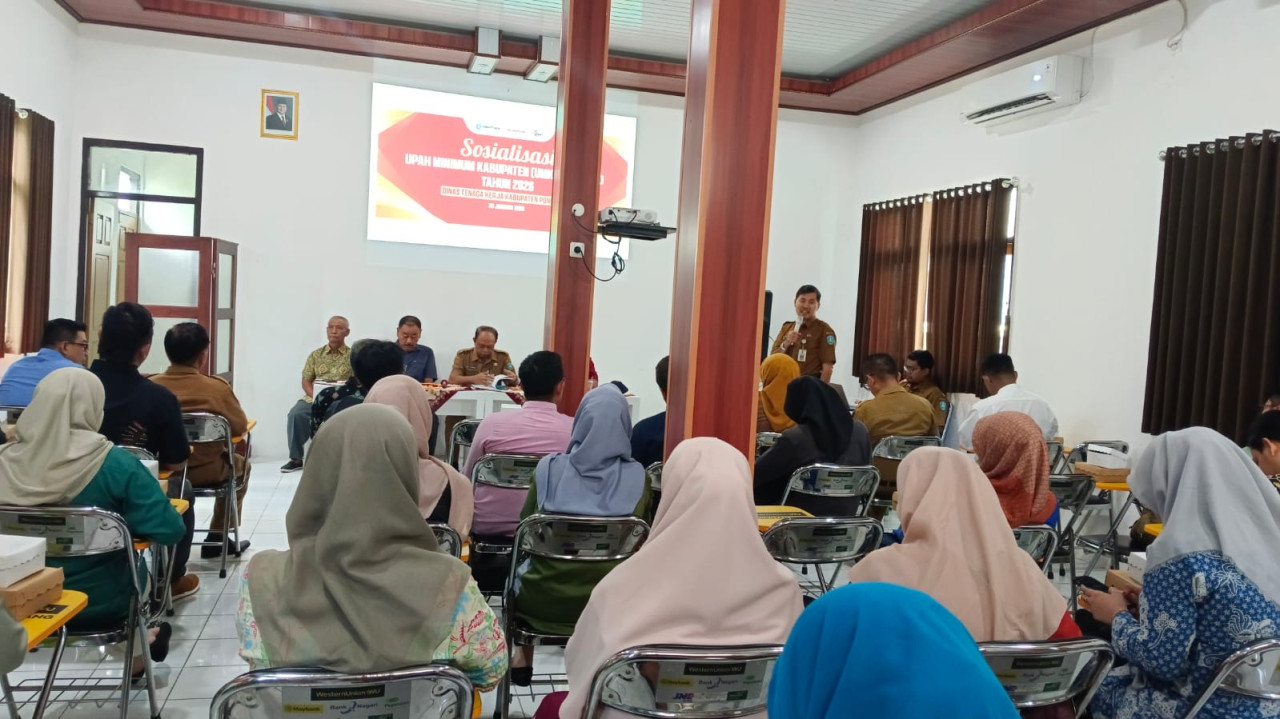 Disnaker Ponorogo melakukan sosialisasi  UMK 2026 Ponorogo di kantor Disnaker Ponorogo. (Foto: Ahmad Fauzani/jatimnow.com)