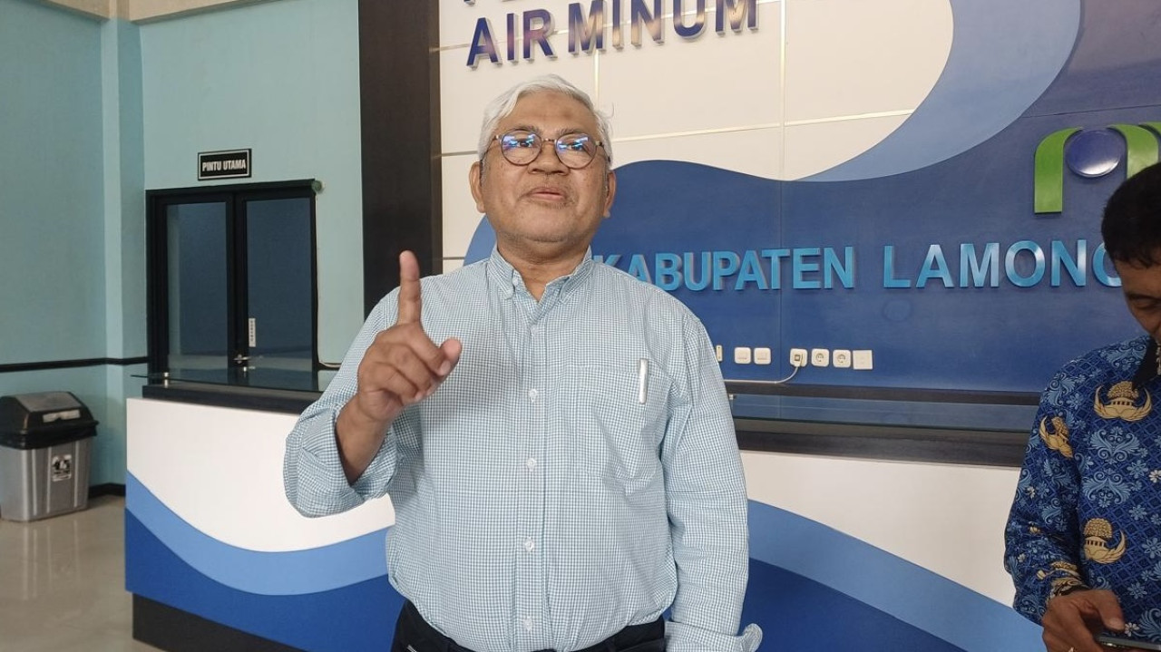 Pj Dirut PDAM Lamongan, Syahril Muhammad Majidi, saat memberikan keterangan terkait target SR tahun 2026. (Foto: Adyad Ammy Iffansah/jatimnow.com)