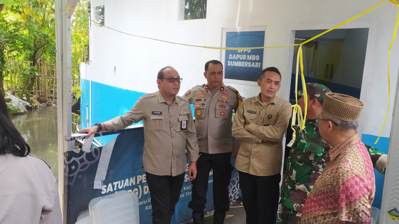 Tim Satgas MBG Jember saat kroscek lokasi SPPG disamping saluran air. (Foto: Danni/jatimnow.com)