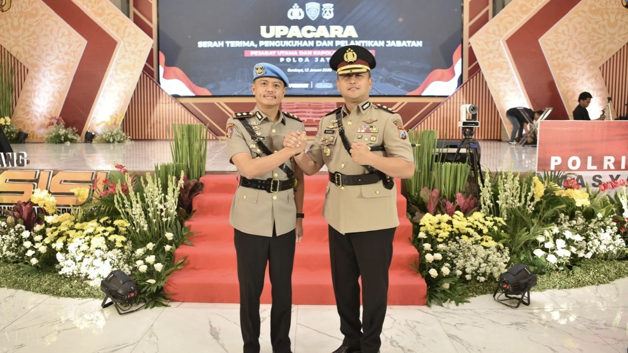 AKBP Ramadhan Nasution (kanan) resmi menjabat Kapolres Gresik menggantikan AKBP Rovan Richard Mahenu (kiri). (Foto: Humas Polres Gresik)