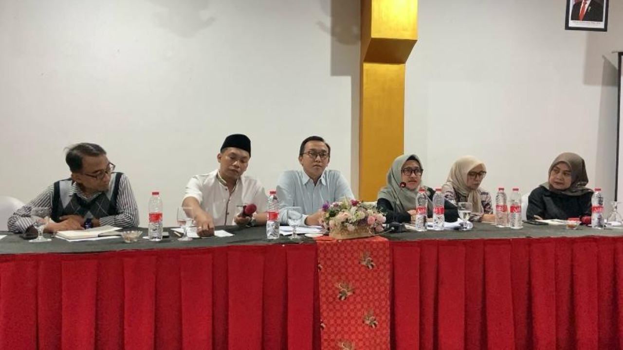 Tim kuasa hukum PT Sekar Pamenang saat menggelar press conference terkait gugatan perumahan di Kediri. (Foto: Yanuar Dedy/jatimnow.com)