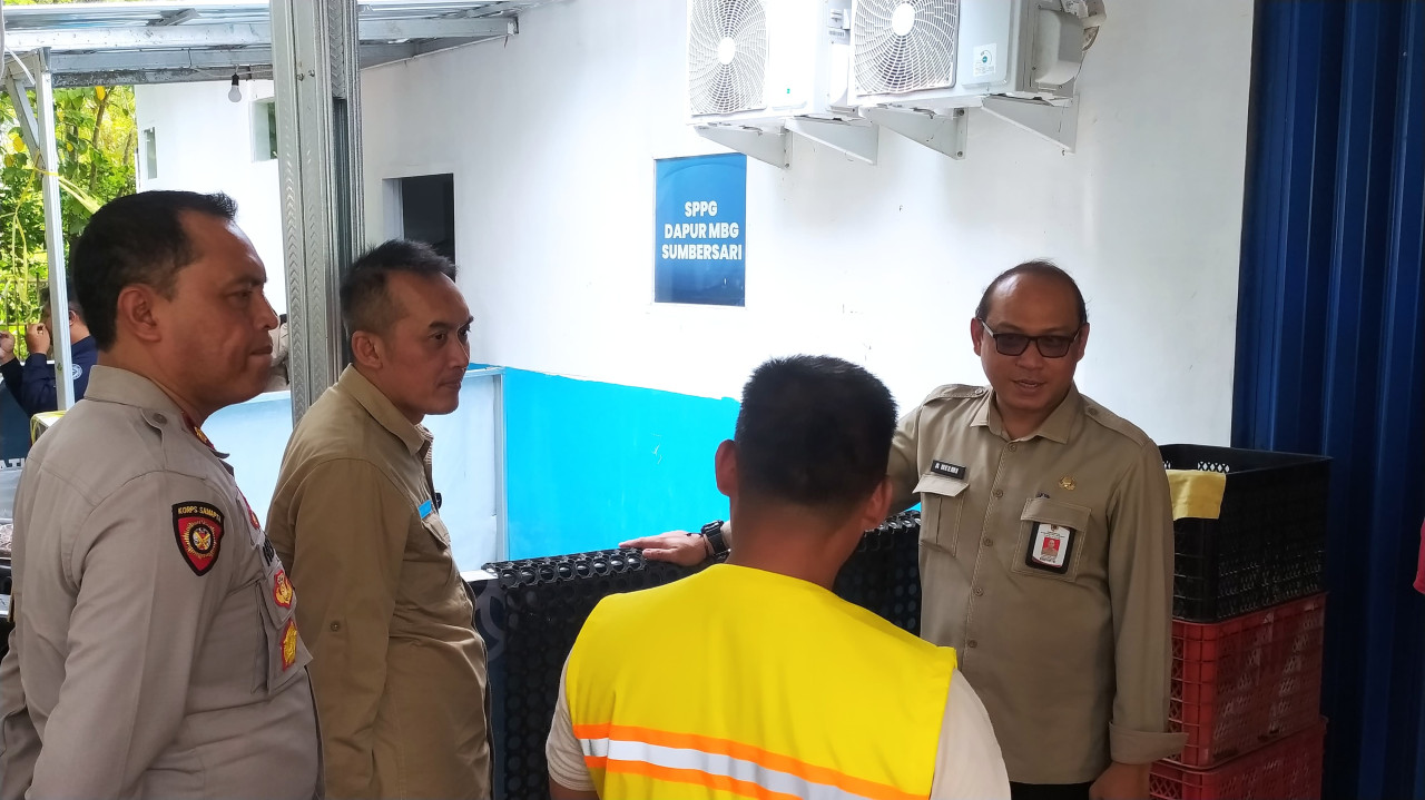 Tim Satgas MBG Jember saat melakukan pengecekan perizinan SPPG Semeru. (Foto: Danni/jatimnow.com)