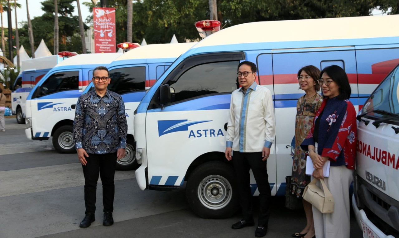 Presiden Komisaris Astra Prijono Sugiarto, Direktur Astra Gita Tiffani Boer, Chief of Corporate Affairs Boy Kelana Soebroto, dan Head of Corporate Communications Windy Riswantyo meninjau ambulans bantuan Astra pada Natal Nasional 2025. (Foto/Astra)