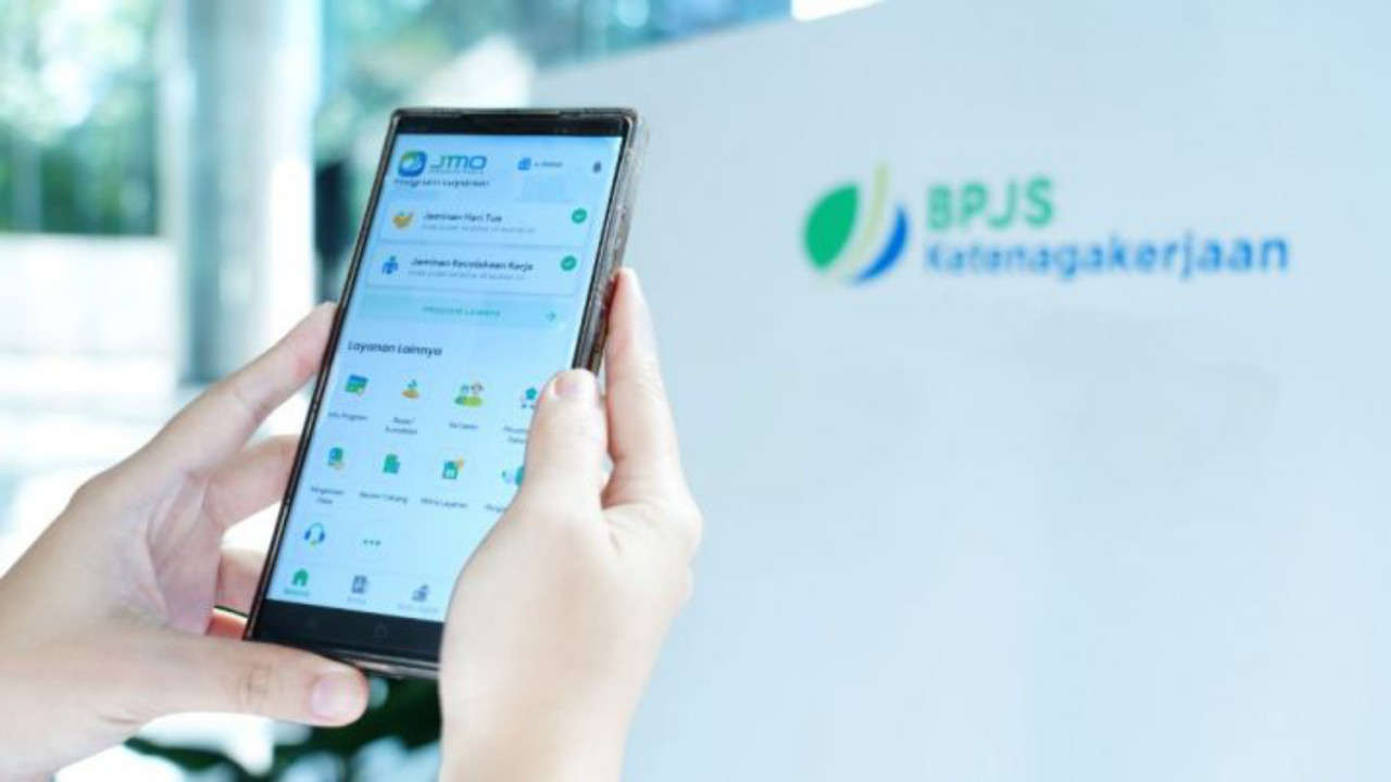 Klaim JHT dengan saldo hingga Rp15 juta dapat diajukan langsung melalui aplikasi Jamsostek Mobile (JMO). (Foto: Ali Masduki/jatimnow.com)