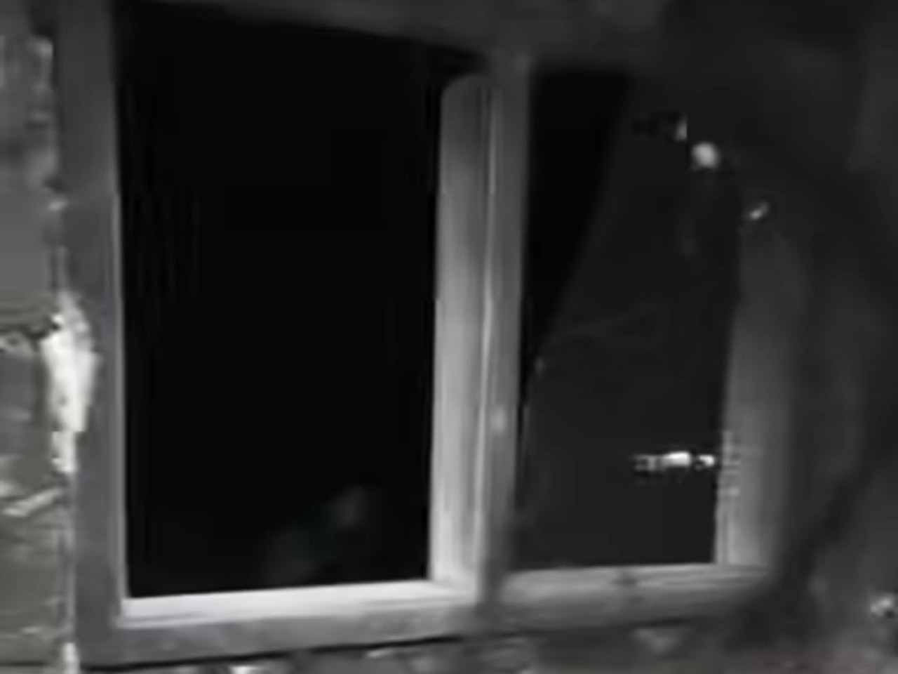 Kondisi jendela rumah korban yang terbuka. (Foto: Sugianto/jatimnow.com)