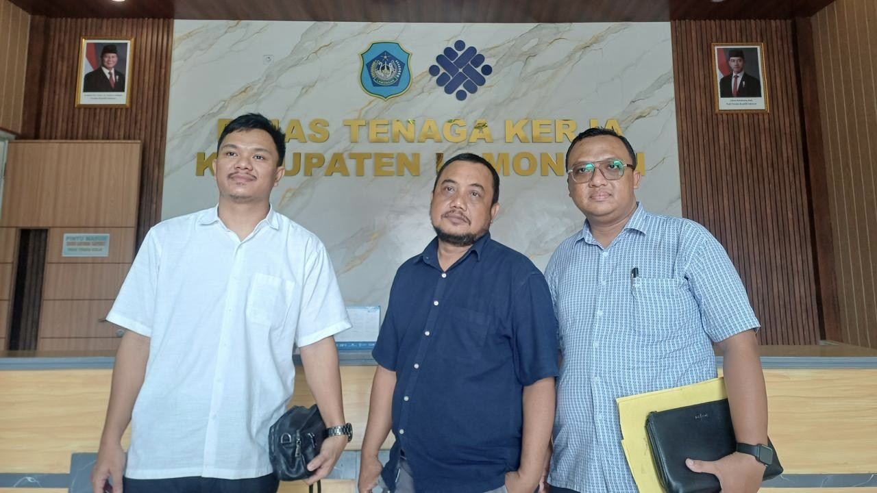 Korban PHK Perusahaan Lamongan, dan kuasa hukum saat menghadiri mediasi Disnaker Lamongan. (Foto: Adyad Ammy Iffansah/jatimnow.com)