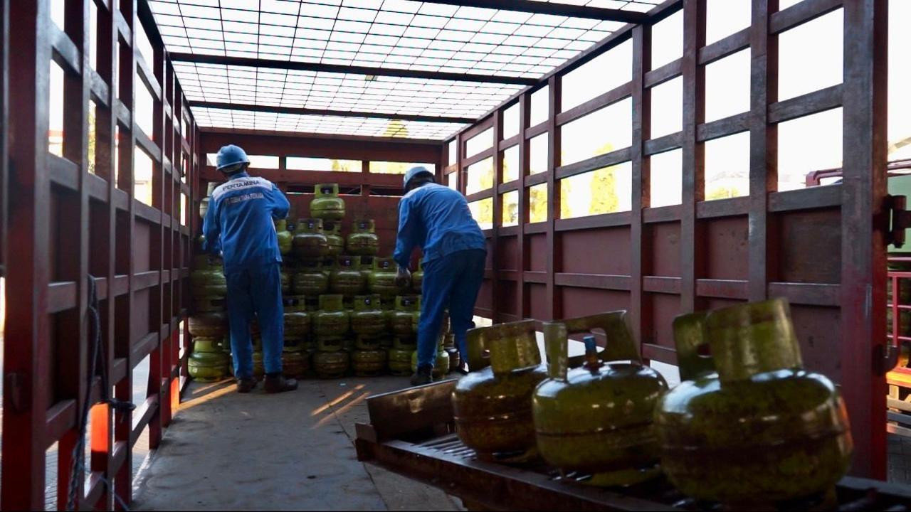 Petugas melakukan bongkar muat LPG 3 Kg. (Foto: Pertamina Patra Niaga/jatimnow.com)