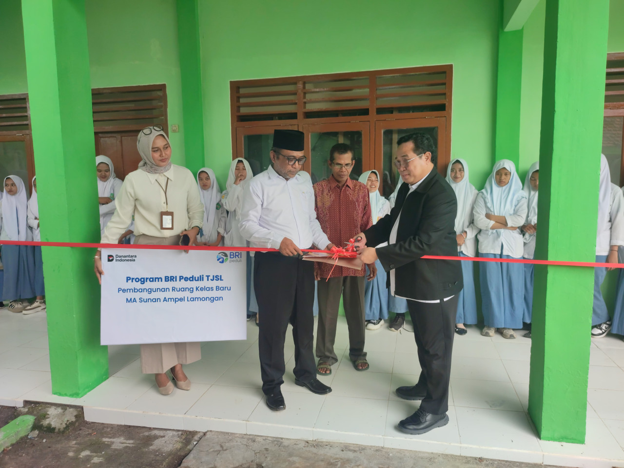 Foto: Peresmian ruang kelas di MA Sunan Ampel Lamongan. (Adyad Ammy Iffansah/jatimnow.com).
