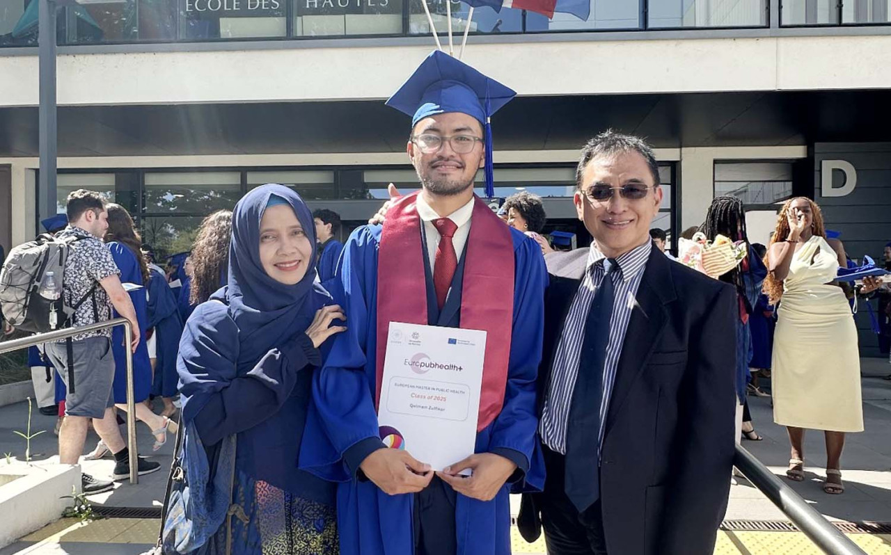 Qoimam diapit kedua orang tuanya saat wisuda beberapa waktu lalu. (Foto/Dokumentasi Pribadi)