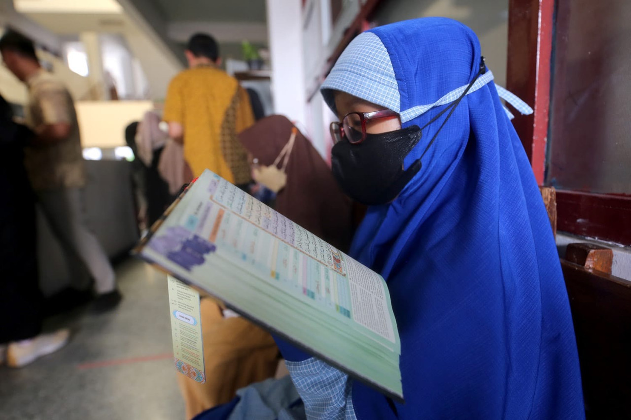 Pelajar di Surabaya membaca Al-Quran. (Foto: Pemkot Surabaya/jatimnow.com)