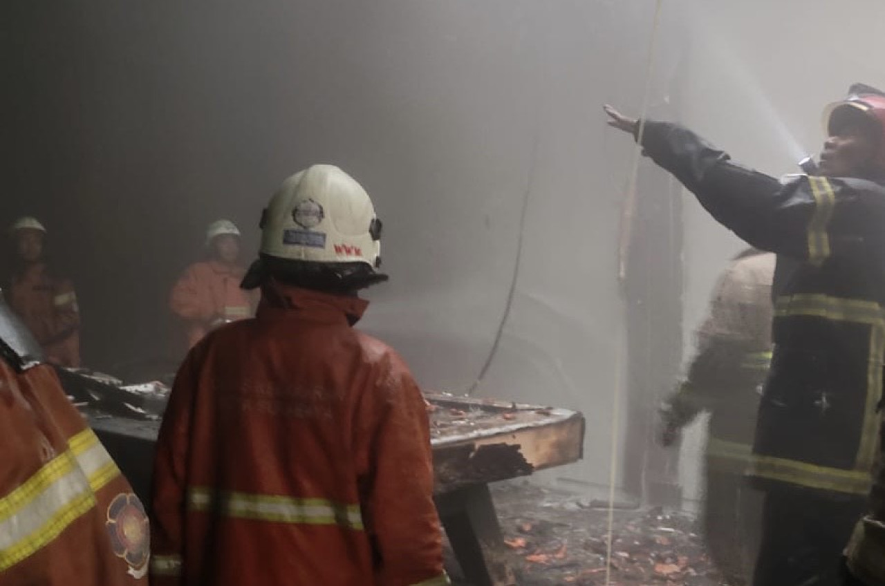 Diduga Korsleting Listrik, Tempat Biliar di Nginden Surabaya Terbakar