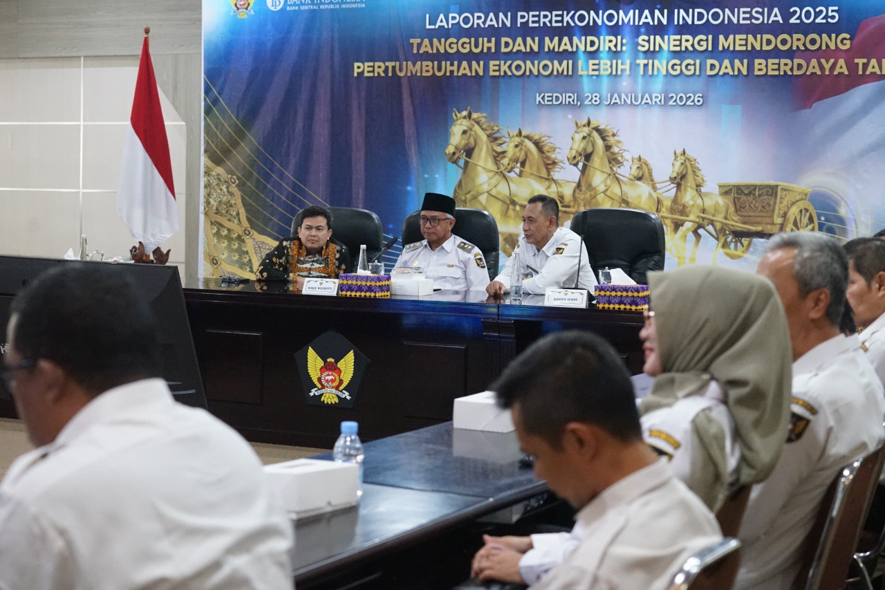 Wakil Wali Kota Kediri Qowimuddin bersama Kepala Kantor Perwakilan Bank Indonesia Kediri Yayat Cadarajat mengikuti Laporan Perekonomian Indonesia (LPI) 2025. (Foto: Pemkot Kediri/jatimnow.com)