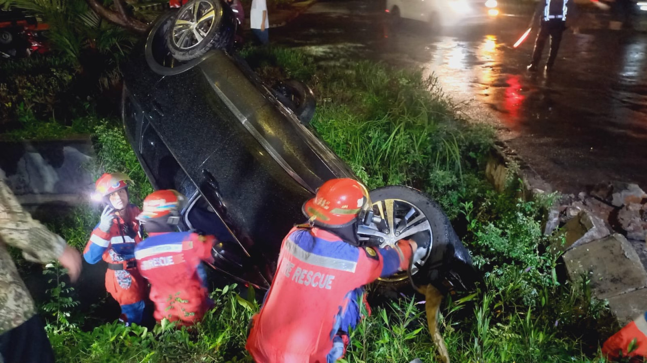 Foto: Petugas saat mengevakuasi mobil yang masuk ke dalam sungai. (Fatkur/jatimnow.com)