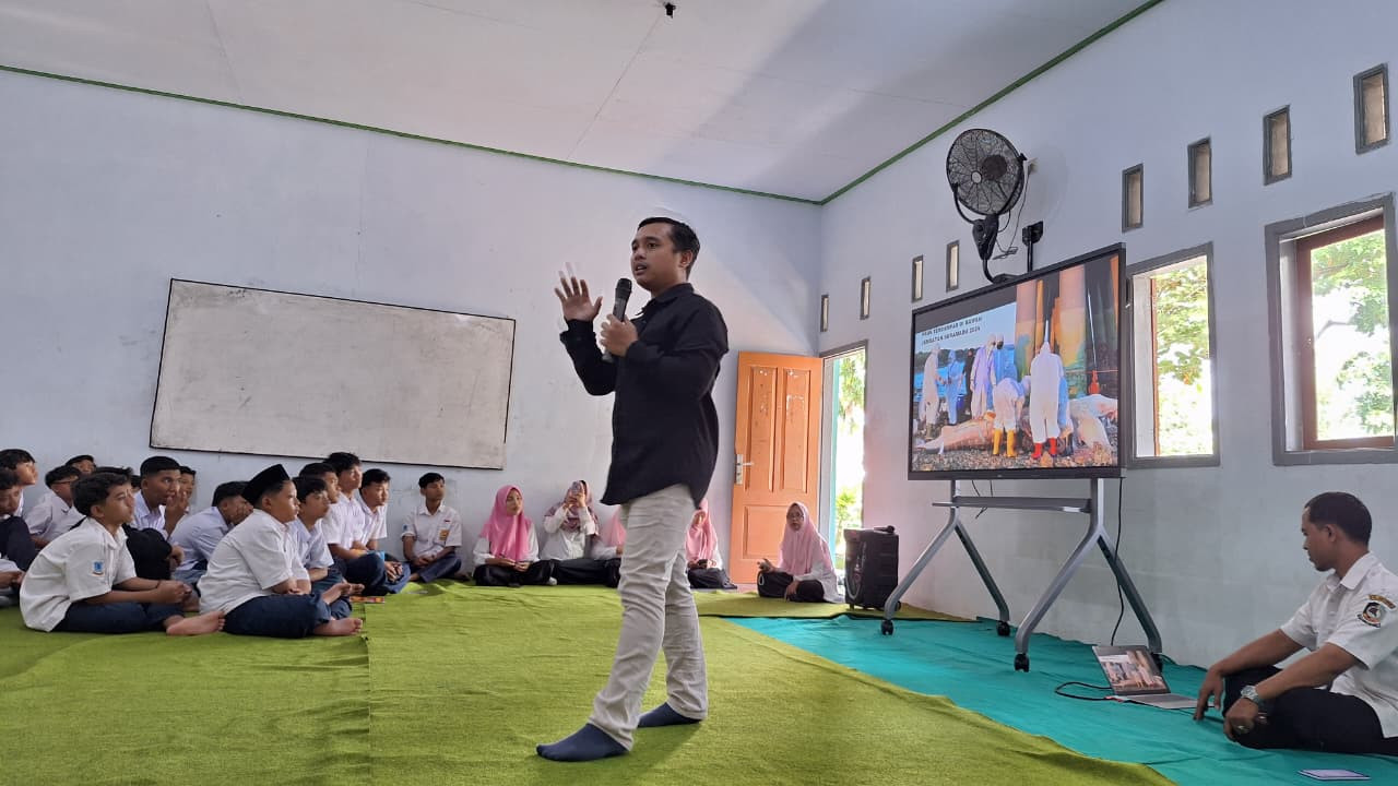 Ecoton edukasi santri SMP NU Shafiyah Banyuwangi soal bahaya mikroplastik guna mencetak generasi pelopor pesantren bebas sampah plastik. (Foto: Ecoton/jatimnow.com)
