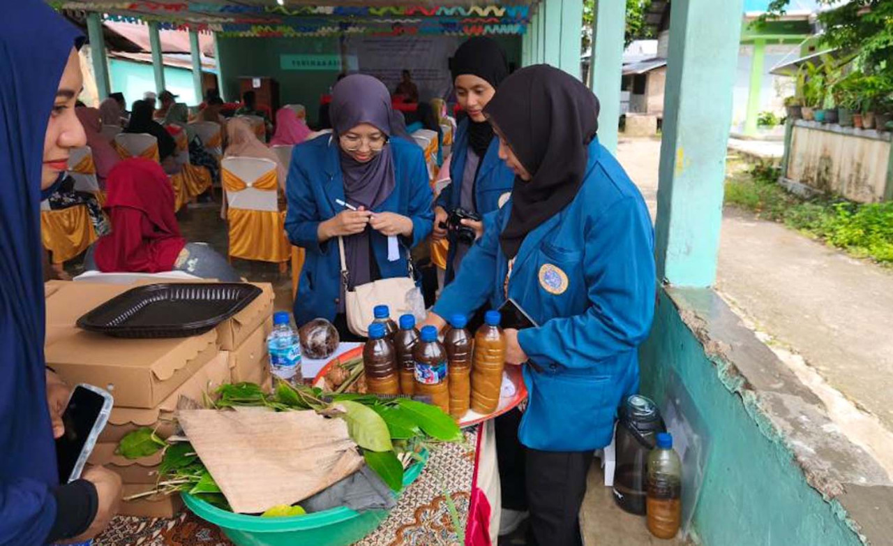Anggota tim peneliti mendata sebagian tanaman dan ramuan tradisional yang berasal dari pengobat tradisional di kecamatan Leihatu pada saat FGD. (Foto: FFUA/jatimnow.com)