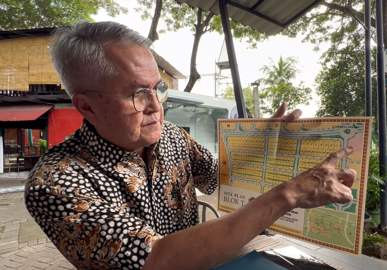 Warga Graha Famili Surabaya protes pembangunan Cafe Nook di lahan fasum. (Foto/jatimnow.com)