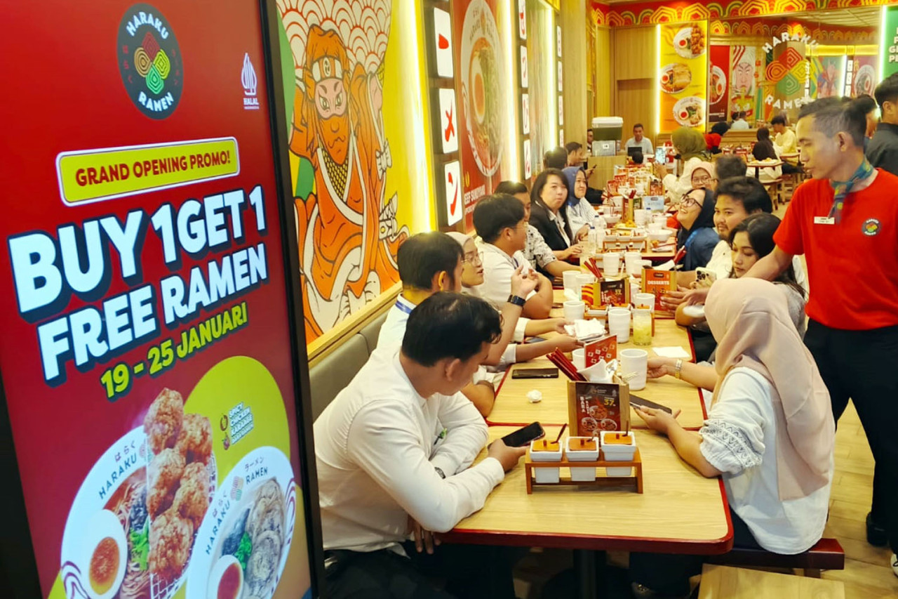 Pelanggan menikmati Haraku Ramen di gerai Icon Mall Gresik, Senin (19/1/2026). (Foto: Ali Masduki/jatimnow.com)
