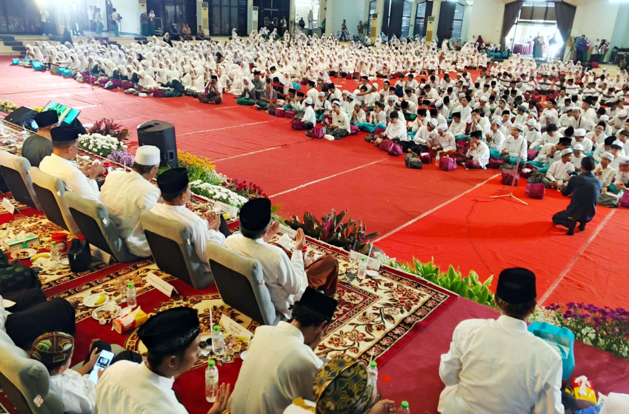 Ribuan jamaah, santri, dan alumni Yayasan Khadijah memadati Islamic Centre Surabaya saat Haul ke-31 KH Abdul Wahab Turcham, Minggu (25/1/2026). (Foto: Ali Masduki/jatimnow.com)